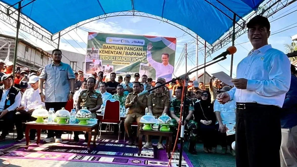 Mentan Amran Salurkan Bantuan Rp9 Miliar untuk Korban Banjir di Bone