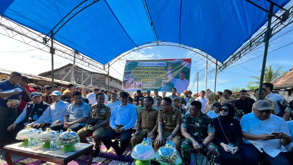 Mentan dan Anggota DPR RI Sumbang Rp500 Juta untuk Korban Banjir di Bone