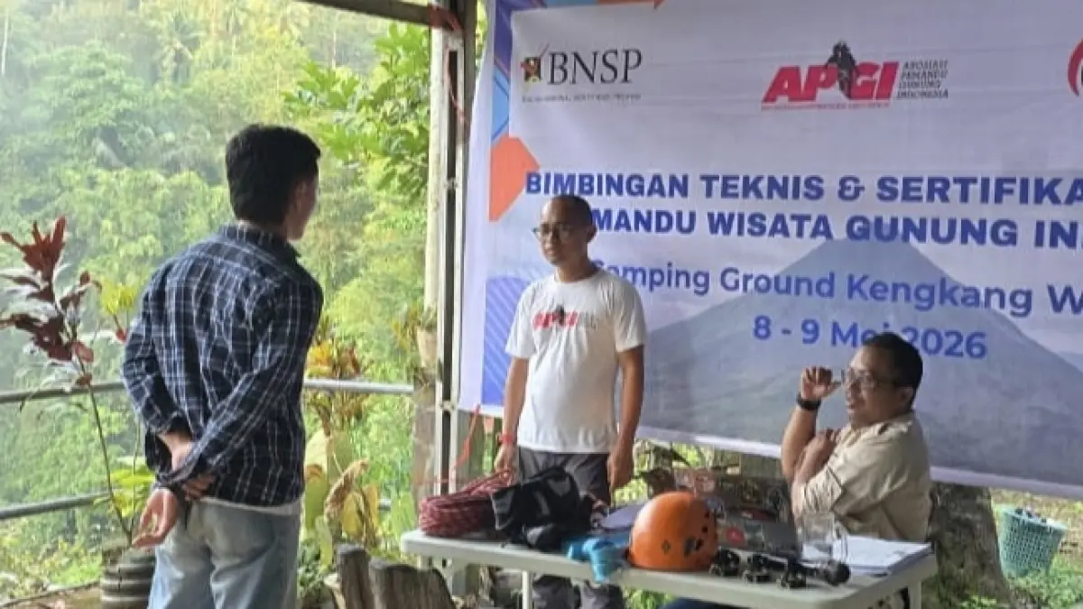Sebanyak 13 peserta dari berbagai daerah di Sulawesi Utara mengikuti bimbingan teknis dan sertifikasi mandiri pemandu gunung dengan antusias.