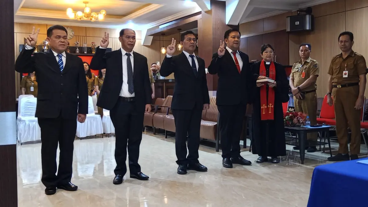 Wali Kota Bitung Hengky Honandar melantik empat pejabat eselon II di lingkungan Pemkot Bitung.(Franky/MP)