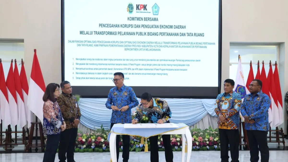 Wali Kota Bitung Hengky Honandar menandatangani komitmen bersama dalam mendukung reformasi pelayanan pertanahan dan pencegahan korupsi.(Dok Istimewa)