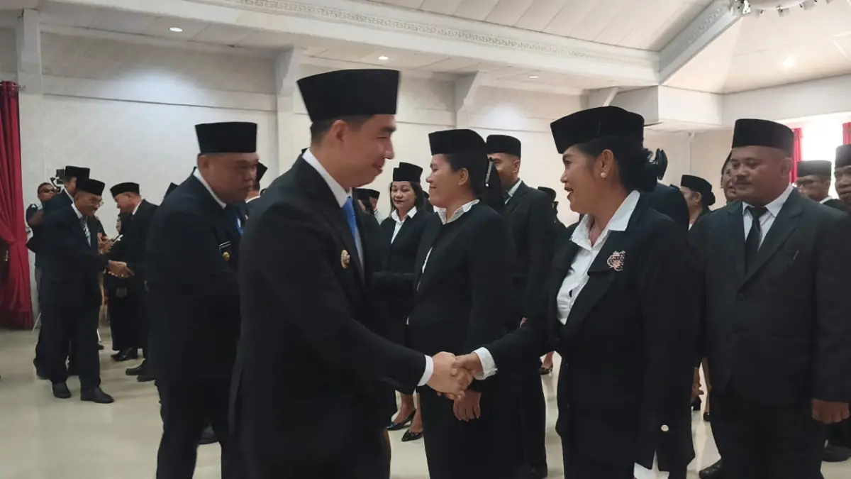 Bupati Michael Thungari dan Wabup Tendris Bulahari menyalami para pejabat usai dilantik.