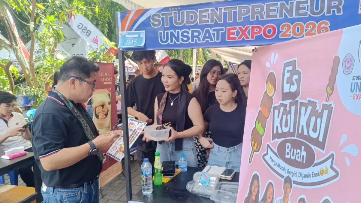 Ketua Panitia Ferdy Roring saat memantau langsung booth kewirausahaan mahasiswa di Unsrat Expo 2026