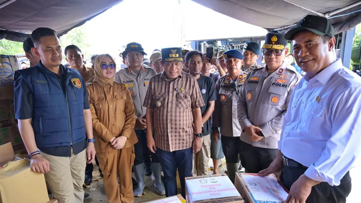 Mentan Amran serahkan bantuan.