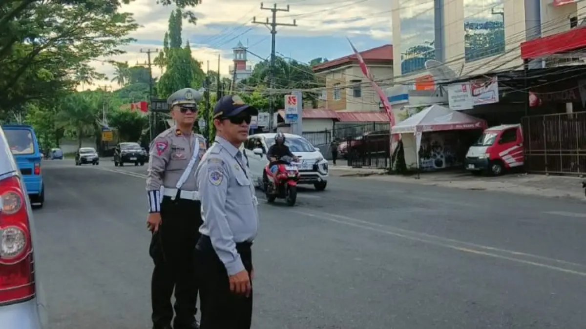 TEGAS: Nampak petugas Dishub dan Lantas Polresta Manado saat melakukan penertiban di wilayah Kecamatan Malalayang, Rabu (12/5)