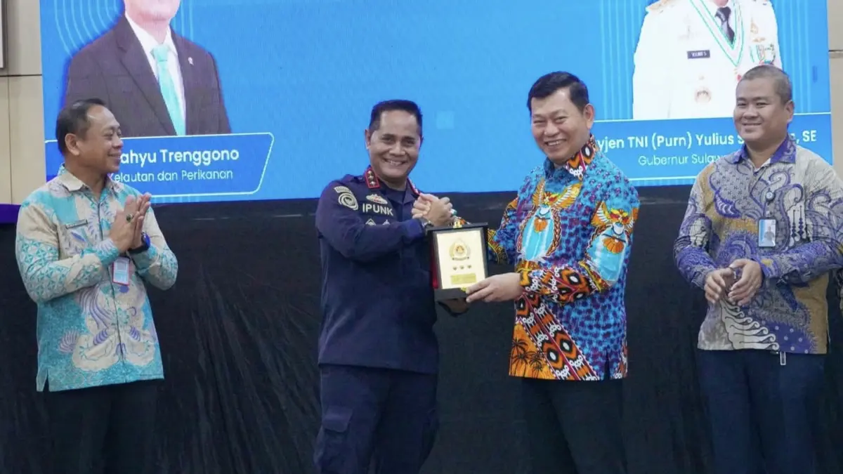 Wagub Victor Mailangkay menerima secara simbolis hibah kapal dari Kementerian KKP.
