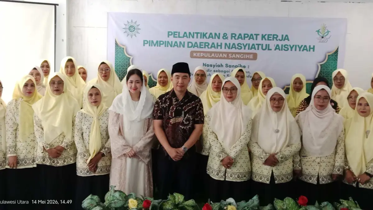 Bupati Michael Thungari didampingi ketua TP PKK Cherry Thungari Soeyoenus foto bersama pengurus daerah Nasyiatul Aisyiyah Kabupaten Sangihe, Kamis (14/05/26).