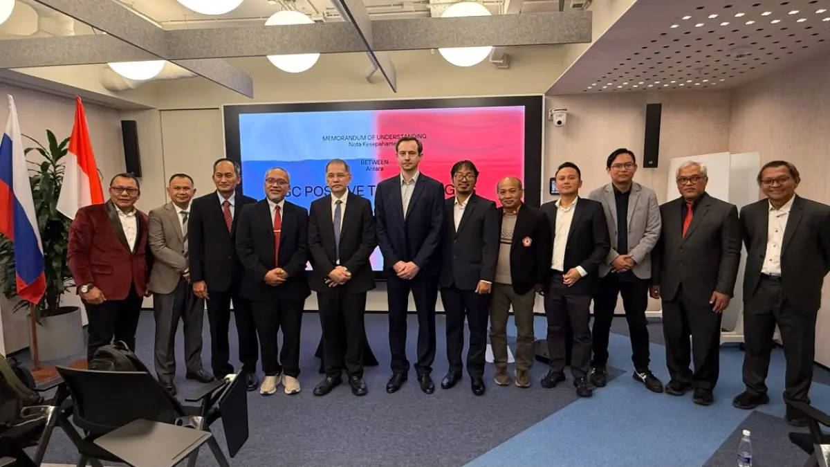 Perwakilan Positive Technologies dan enam universitas Indonesia usai penandatanganan kerja sama pendidikan keamanan siber di KazanForum.