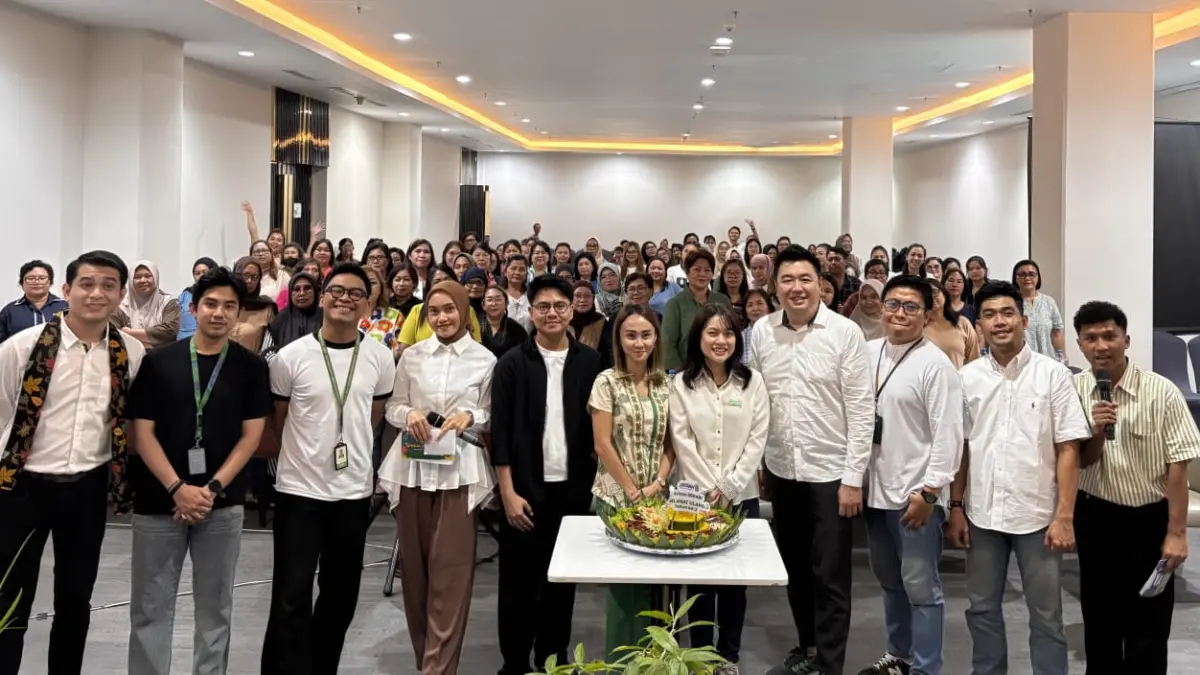Para perempuan Mitra GrabMerchant yang tergabung dalam komunitas SERABi (Sekumpulan Perempuan Bisa) berfoto bersama, setelah mengikuti Arisan SERABI dengan tema “TEMAN PEREMPUAN BISA: Makin Ngerti Bisnis, Cuan Makin Manis” di Manado. Arisan SERABi ini berlangsung di 13 kota di Indonesia.
