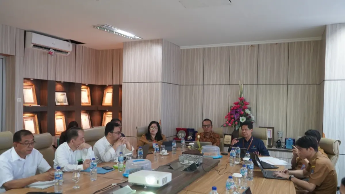 FGD MANADO POST: Akademisi, praktisi, unsur pemerintah duduk bersama membahas langkah strategis pembangunan ekonomi Sulawesi Utara Tahun 2026. Salah satu fokus utama mendorong hilirisasi produk unggulan daerah guna memperkuat pertumbuhan ekonomi Sulut.