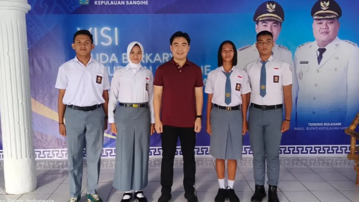 Bupati Sangihe Michael Thungari bersama keempat siswa yang akan mengikuti seleksi calon paskibraka tingkat provinsi, Sabtu (16/05/26).