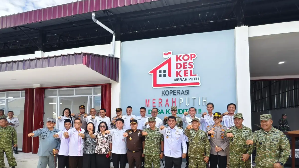 Foto bersama Gubernur Sulut Yulius Selvanus bersama Forkopimda