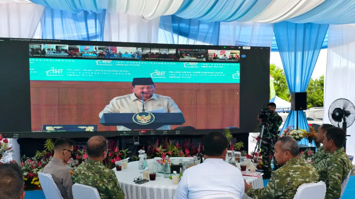 Gubernur Sulut Yulius Selvanus bersama forkopimda saat mendengar arahan Presiden RI Prabowo Subianto secara virtual yang dipusatkan di Koperasi Desa Merah Putih Desa Kauditan II, Kecamatan Kauditan, Kabupaten Minahasa Utara.