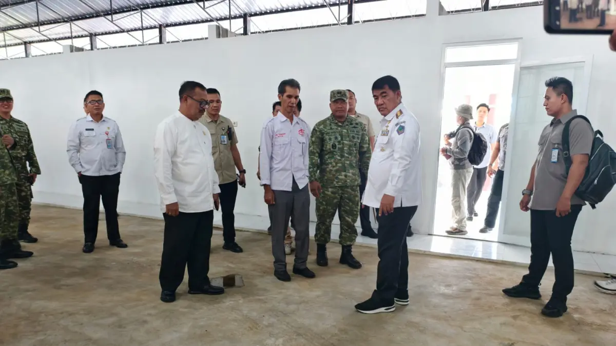 Gubernur Sulut Yulius Selvanus saat meninjau koperasi Desa merah putih Desa Kauditan Dua