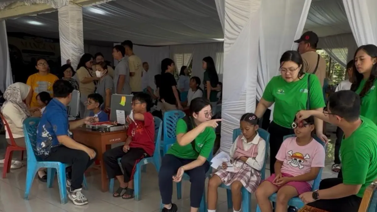 Dokter spesialis saat melakukan pemeriksaan dalam bakti sosial pemeriksaan mata gratis yang digelar di Aula St. Antonius, Desa Paslaten, Kecamatan Kauditan, Kabupaten Minahasa Utara. 