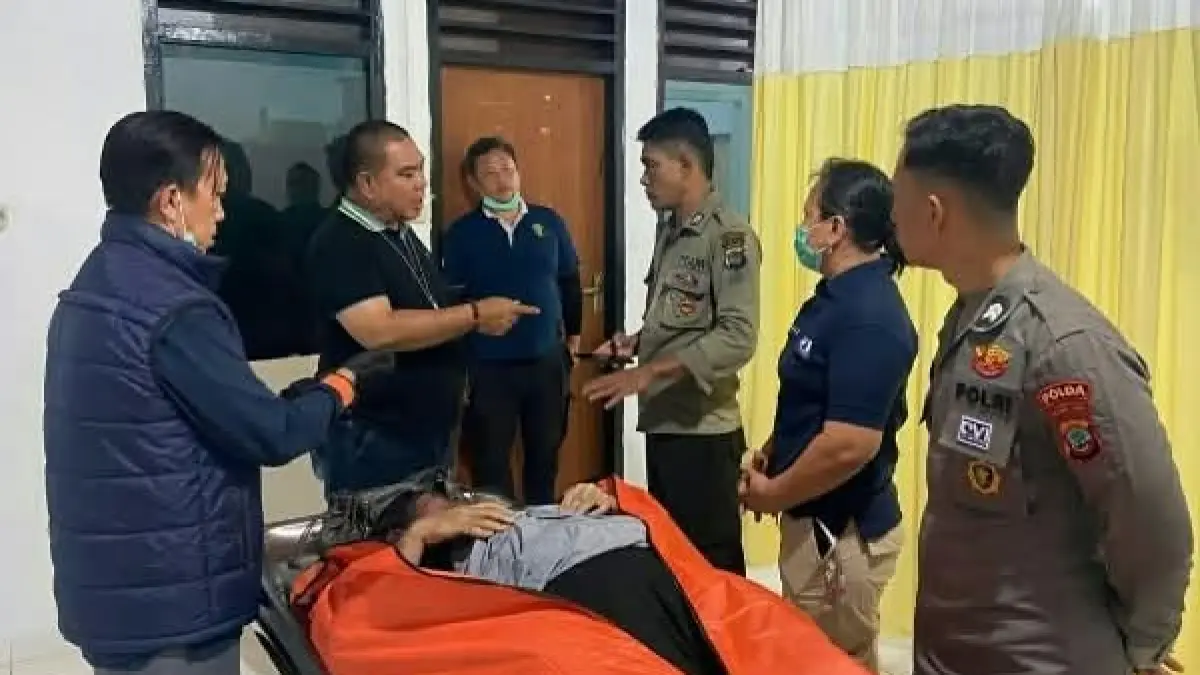Jenazah korban kebakaran Mega Mall Manado usai dilaksanakan pemeriksaan dan identifikasi di RS Bhayangkara Tingkat III Manado, dan diserahkan ke pihak keluarga, Minggu (17/5)