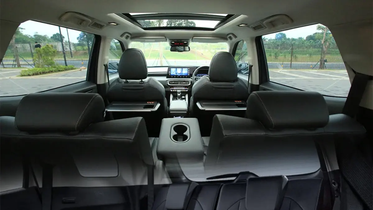 Mitsubishi Destinator hadirkan baris ketiga nyaman berkat kabin lega, AC merata, jok empuk, dan suspensi stabil.
