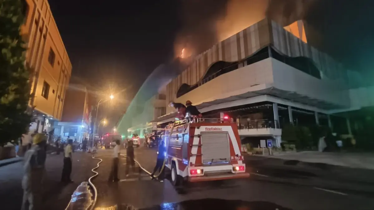 TANGGAP: Damkar Manado bersama petugas lainnya saat berupaya lakukan pemadaman api di Mega Mall, Sabtu (16/5)