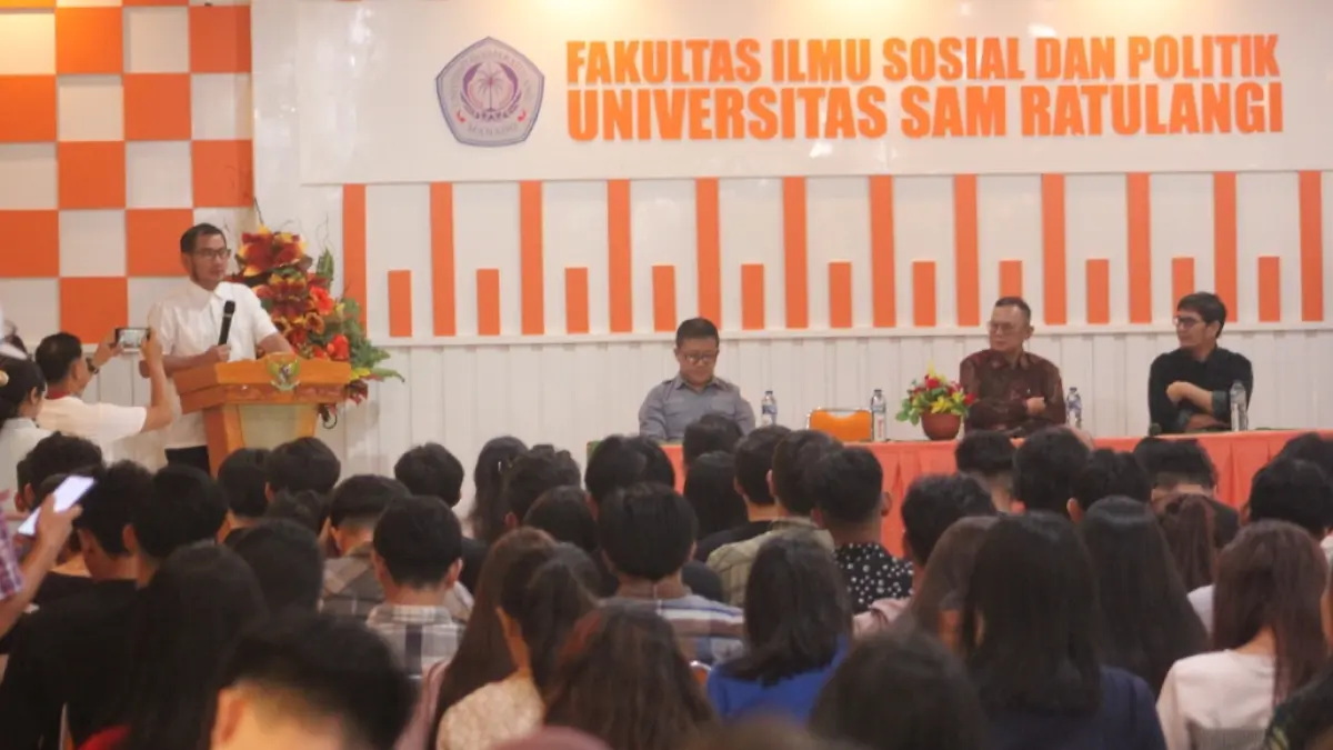 Dekan Fisip Unsrat Manado Dr Ferry Liando saat membuka seminar nasional