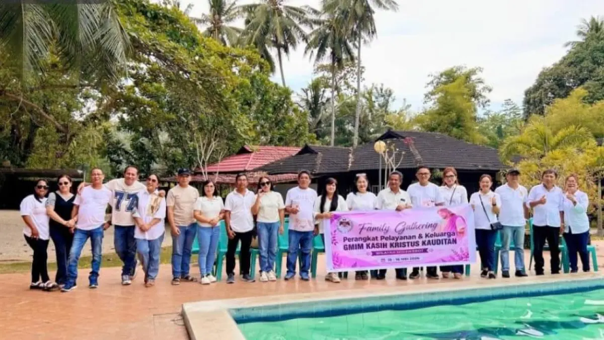 Foto bersama perangkat pelayanan bersama keluarga Jemaat GMIM Kasih Kristus Kauditan Wilayah Minawerot dalam Family Gathering. 

