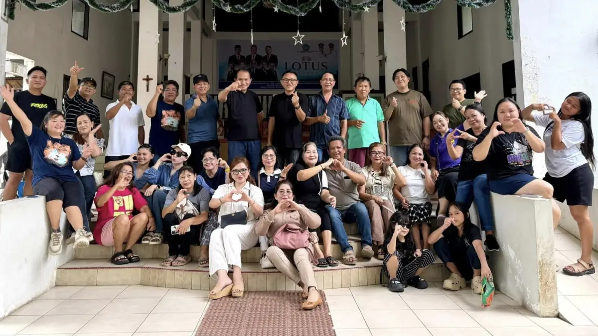 Foto bersama perangkat pelayanan bersama keluarga Jemaat GMIM Kasih Kristus Kauditan Wilayah Minawerot dalam Family Gathering.