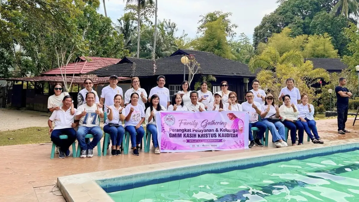 Foto bersama perangkat pelayanan bersama keluarga Jemaat GMIM Kasih Kristus Kauditan Wilayah Minawerot dalam Family Gathering. 
