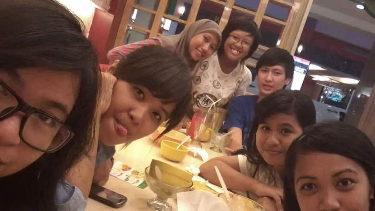 Kenangan para sahabat Pricilia Tamawiwy saat bersama-sama.