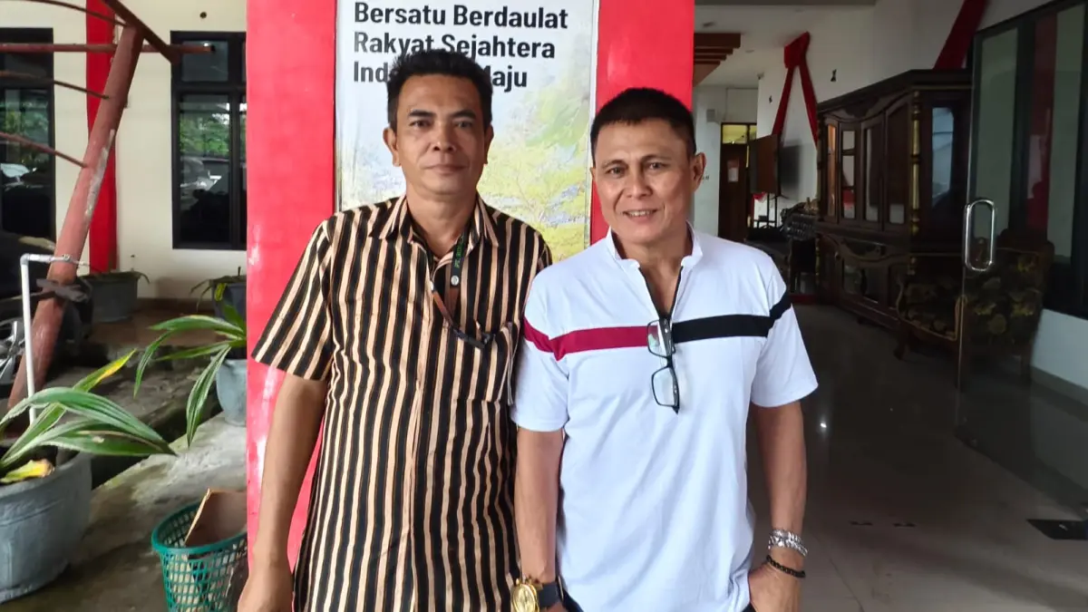 Kuasa Direksi PT Royal Lucky Kiollo didampingi Direktur HRD Jerry Panambunan saat usai mengikuti RDP di Kantor DPRD Minut