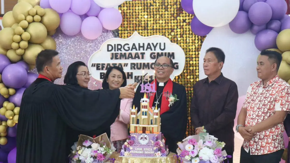 MANTAP: Bupati Minahasa Selatan, Franky Donny Wongkar,(FDW), menghadiri langsung Ibadah Pelantikan dan Serah Terima Pelayanan (Sertijab) Ketua BPMW Amurang Dua sekaligus Ketua BPMJ GMIM “Efata” Rumoong Bawah, Minggu (17/5).