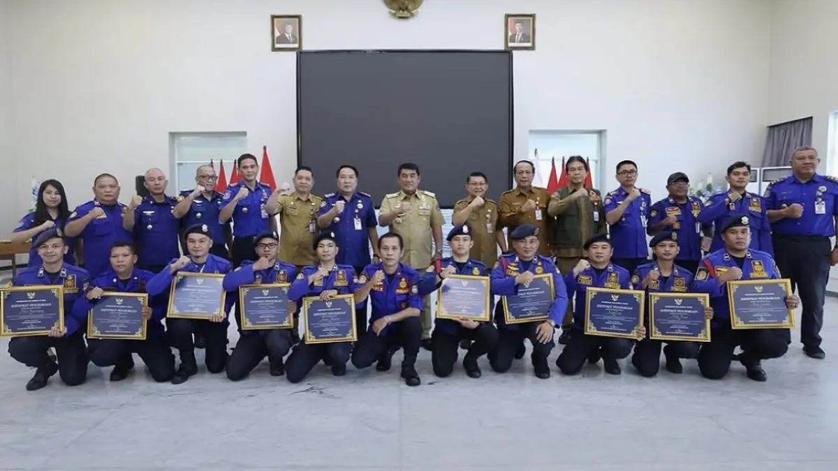 Penghargaan Gubernur Yulius Selvanus pada Tim Damkar Manado.
