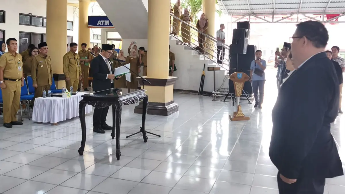 Wakil Bupati Dony Lumenta saat memimpin pelantikan pejabat