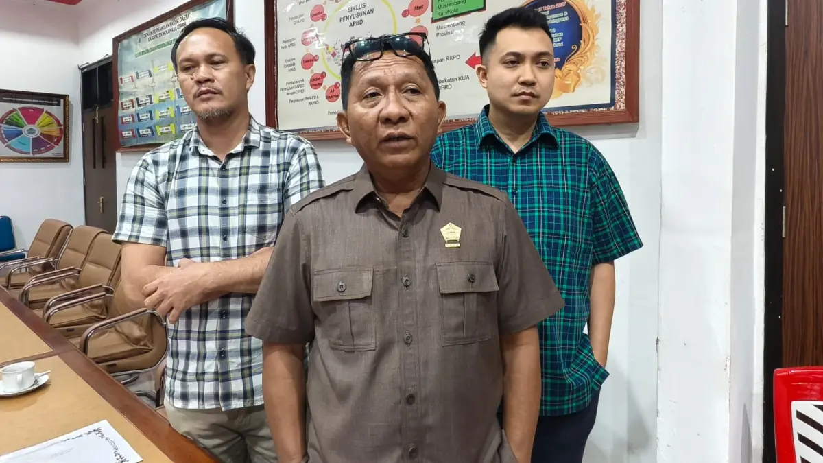 Wakil Ketua Komisi II DPRD Minut, Richard Tatuil, didampingi anggota DPRD Christian Kalulu dan Roli Rorong  saat diwawancarai awak media.