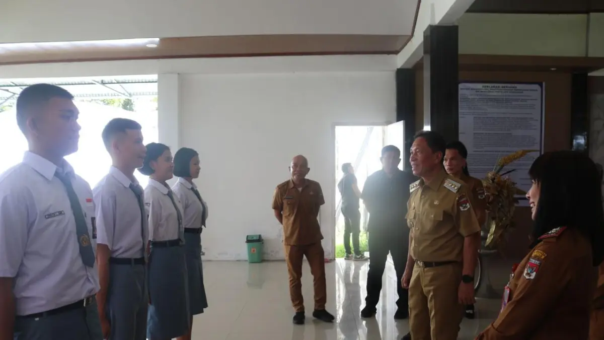 MANTAP: Bupati Minsel, Franky Donny Wongkar (FDW), secara resmi melepas empat pelajar utusan daerah untuk mengikuti Seleksi Pasukan Pengibar Bendera Pusaka (Paskibraka) Tingkat Provinsi Sulawesi Utara sekaligus Seleksi Calon Paskibraka Tingkat Nasional Tahun 2026, Selasa (19/5).