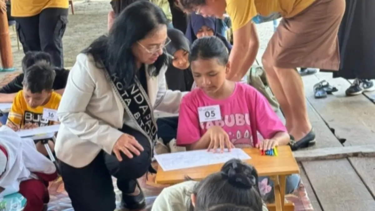 Bunda PAUD Kota Bitung Ellen Honandar Sondakh memberikan motivasi bagi peserta lomba.(Dok Istimewa)
