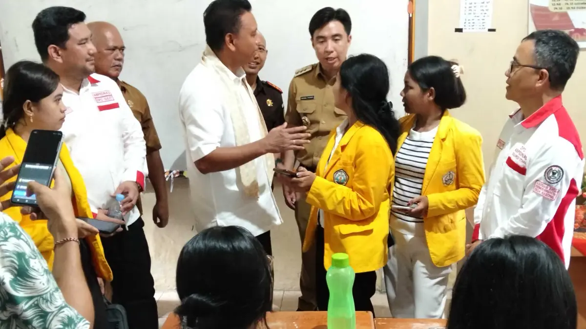 Kajati Sulut Jacob Hendrik Pattipeilohy (Kemeja Putih) saat meninjau Pendistribusian MBG di SMA Negeri 1 Tahuna, Selasa (19/05/26).