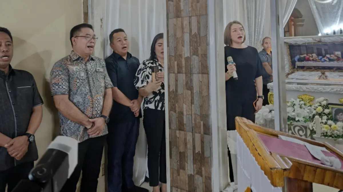 SEPENANGGUNGAN: Ketua DPD Partai Golkar Sulut Michaela Elsiana Paruntu bersama pengurus DPD saat melayat ke rumah duka Almarhum Pricilia Tamawiwy