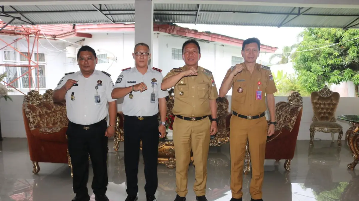 SINERGI: Bupati Minsel, Franky Donny Wongkar, S.H. (FDW), menerima kunjungan audiensi sekaligus perkenalan dari Kepala Lembaga Pemasyarakatan (Kalapas) Kelas III Amurang yang baru, Eduard Alexander Robertus Kaligis, S.Sos., Selasa (19/5).