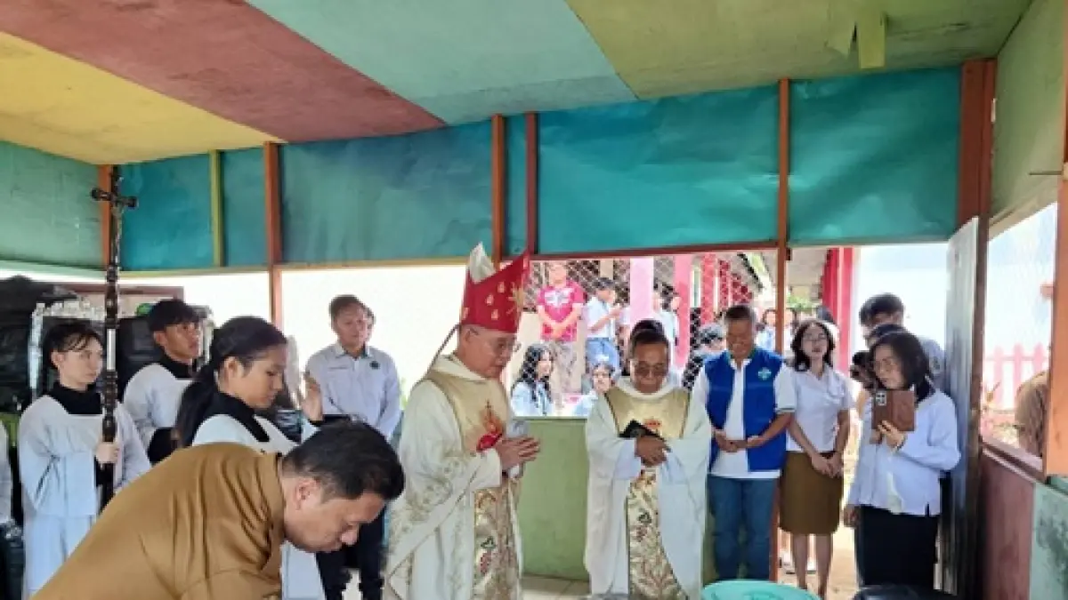 Uskup Keuskupan Manado bersama guru dan siswa SMAN 7 Manado saat pemberkatan 1.000 liter eco enzyme hasil inovasi peduli lingkungan di sekolah.