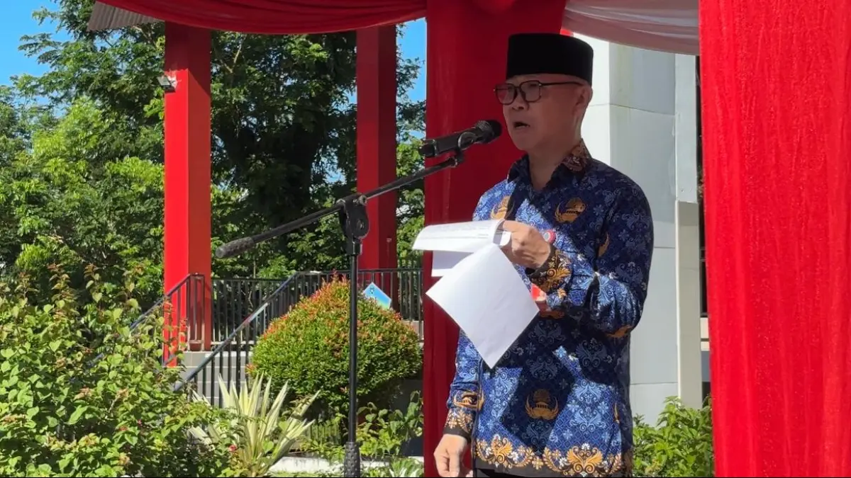 Asisten III Setda Minut Jossy Kawengian bertindak sebagai Inspektur Upacara
