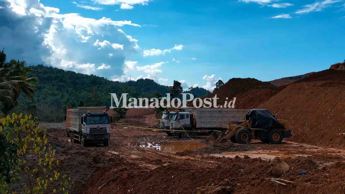 Empat unit Mobil Dump Truk dan Satu unit alat berat jenis wheel loader yang disegel oleh Polres Sangihe.