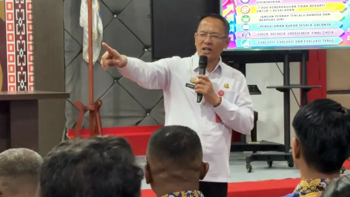 Jackson Ruaw saat membawakan materi Sosialisasi Keprotokolan di Aula Lantai 3 Kantor Bupati Minut. 
