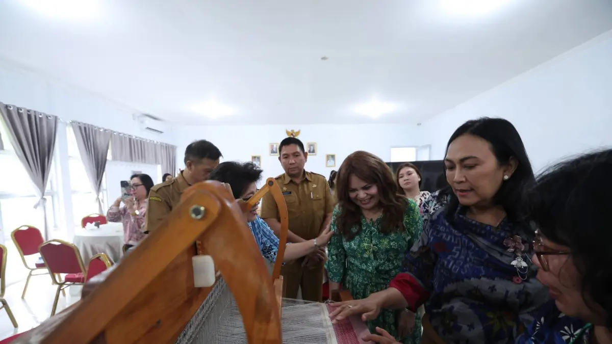 Ny Anik Yulius Selvanus  meninjau pelaksanaan Pelatihan Kain Tenun.
