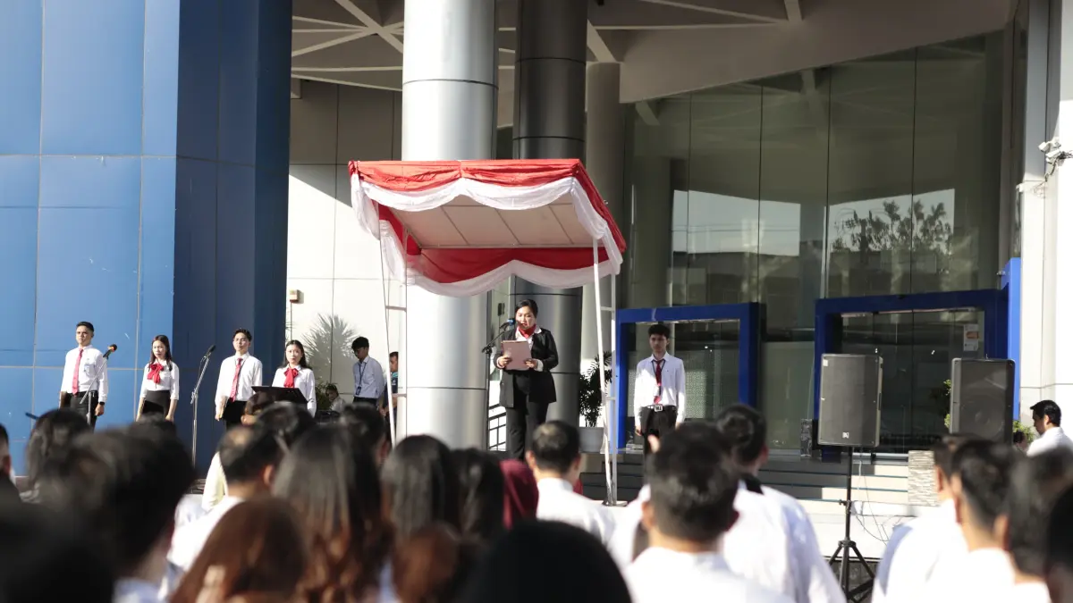 Pinwil BRI Elisabeth Primasari saat memimpin upacara Hari Kebangkitan Nasional.