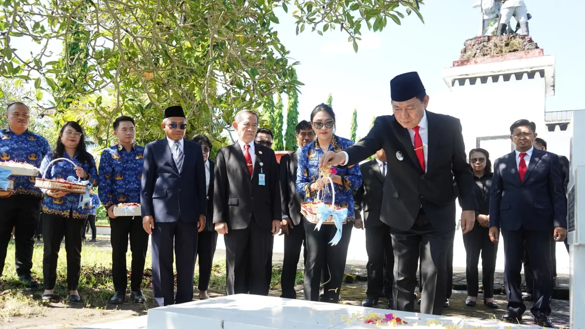 Wakil Gubernur Sulut bersama jajaran pejabat tinggi pratama melanjutkan kegiatan dengan melakukan ziarah ke Taman Makam Pahlawan Kairagi.