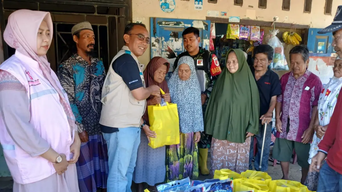 PLN UIP3B Sulawesi melalui ULTG Mamuju menyalurkan paket bantuan Yayasan Baitul Maal (YBM) PLN kepada warga Desa Bambu, Mamuju. Kegiatan ini menjadi wujud kepedulian sosial PLN sekaligus mempererat hubungan baik antara PLN, pemerintah desa, Babinsa, dan masyarakat sekitar aset ketenagalistrikan.