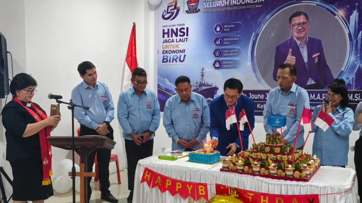 Ketua DPD HNSI Sulut Joune Ganda saat memasang lilin kue ulang tahun dalam ibadah syukur Hut ke 53 Tahun HNSI di Kota Manado