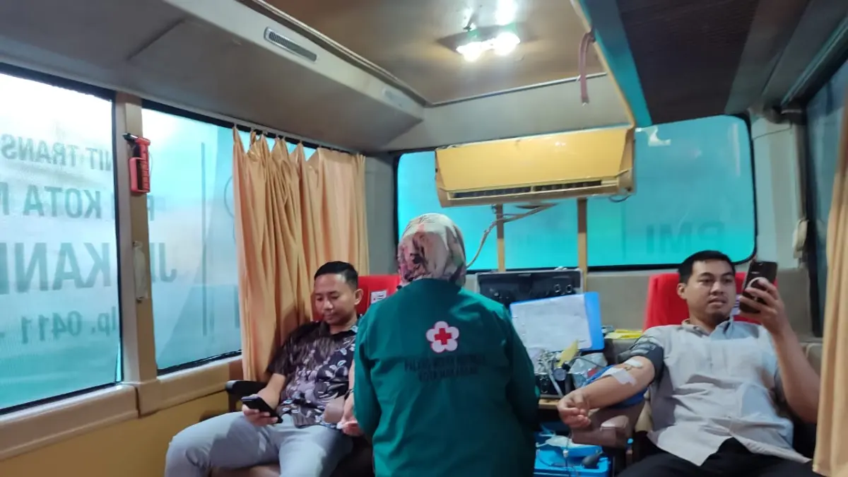 Pegawai PLN UIP3B Sulawesi mengikuti proses donor darah di dalam Mobil Unit Donor Darah PMI Kota Makassar pada pelaksanaan aksi donor darah di lingkungan kantor PLN UIP3B Sulawesi, Jumat (8/5). 