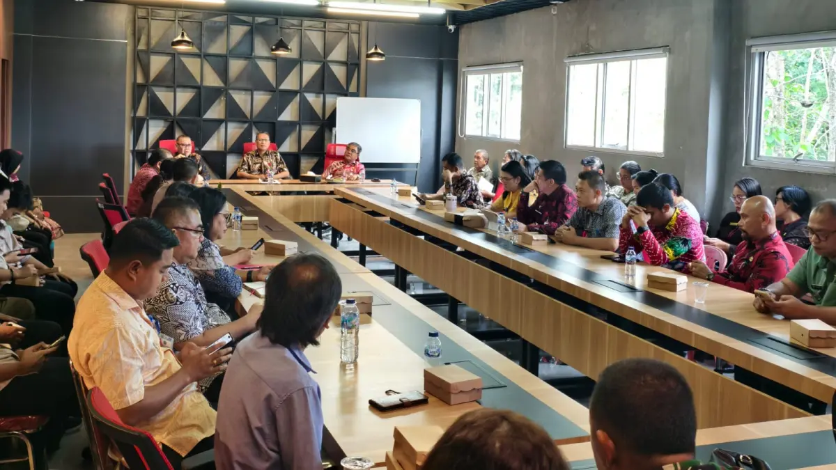 Pemkab Minut bersama BGN dan stakeholder terkait saat menggelar Rakor di Kantor Bupati. 
