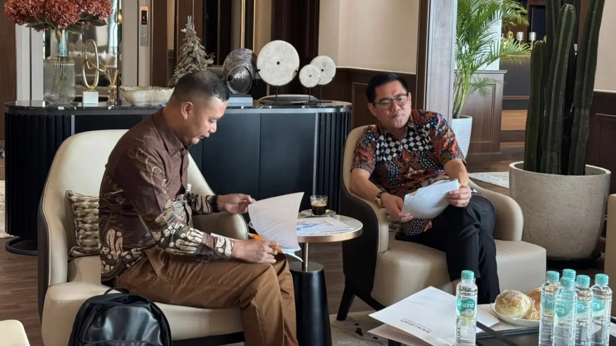 Peneliti Indikator Politik Indonesia, Abdul Aziz saat mewawancarai Bupati Minahasa Utara Joune Ganda di kawasan Jalan Tentara Pelajar, Jakarta Selatan. 
