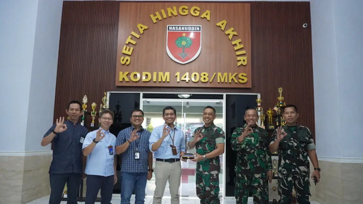 General Manager PLN UIP3B Sulawesi, Fermi Trafianto (Tengah-Kanan), dan jajaran Manajemen PLN UIP3B Sulawesi, berfoto bersama Komandan Kodim 1408/Makassar, Kolonel Kav. Ino Dwi Setyo Darmawan, S.E., M.Han., (Tengah-Kiri) dan jajaran Kodim 1408/Makassar usai kunjungan silaturahmi. Pertemuan ini menjadi bagian dari komitmen PLN dalam memperkuat koordinasi untuk mencegah gangguan infrastruktur listrik dan menjaga keandalan pasokan listrik bagi masyarakat.